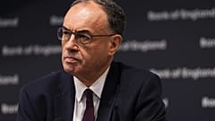 Archivbild: Andrew Bailey, Chef der Bank of England, nimmt in der Bank of England in London an der Pressekonferenz zum Finanzstabilitätsbericht teil. Siebter August 2025.