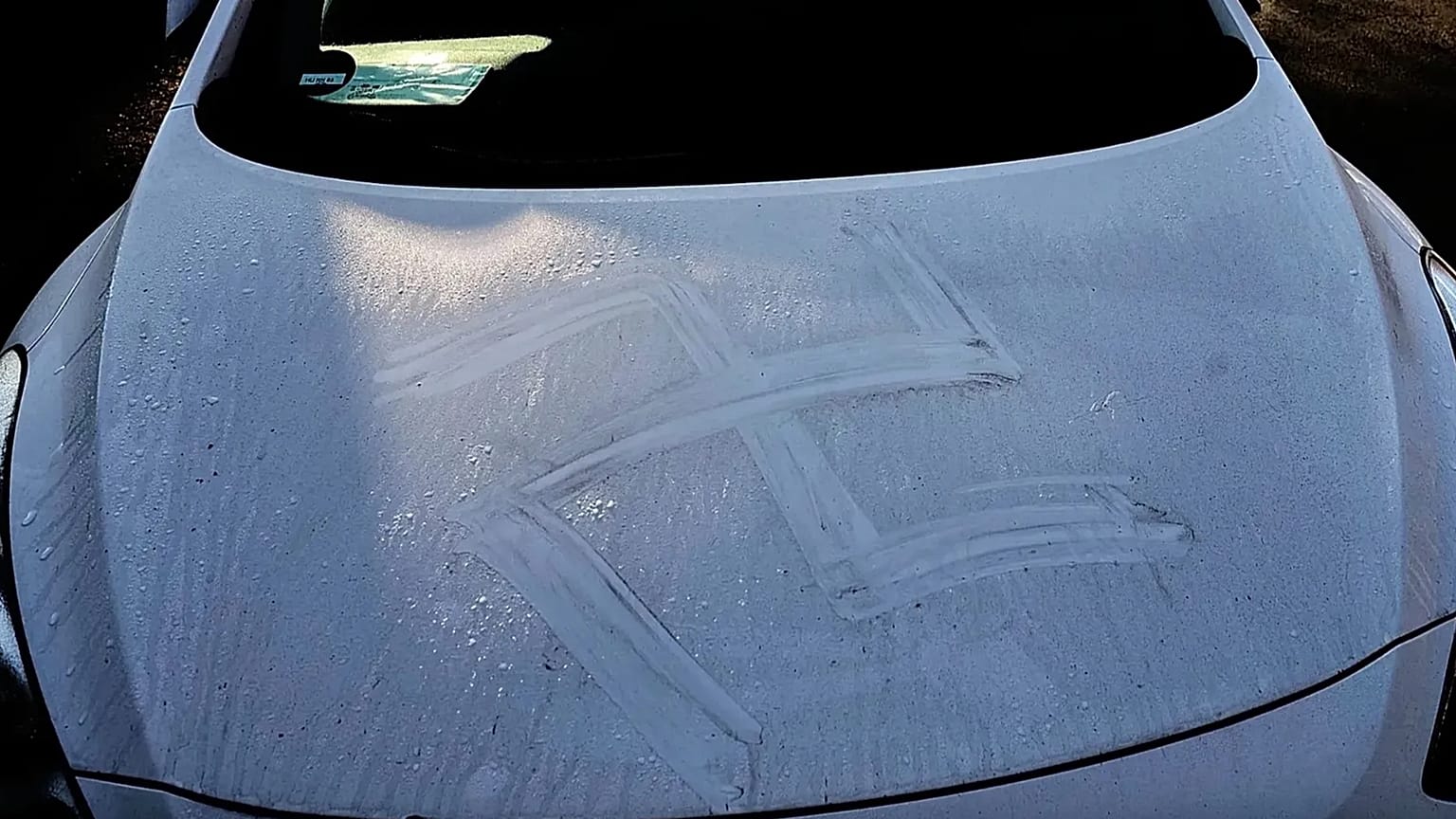 Hanau'da bir arabada görülen gamalı haç çizimi, 6 Kasım 2025.