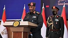 القائد العام للجيش السوداني عبد الفتاح البرهان (في الوسط) وهو يتحدث