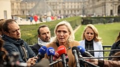 Die Gallionsfigur von Frankreichs Rechtsextremen, Marine Le Pen, gibt vor dem Pariser Louvre Interviews nach einem Ausstellungsbesuch, 24. Oktober 2025