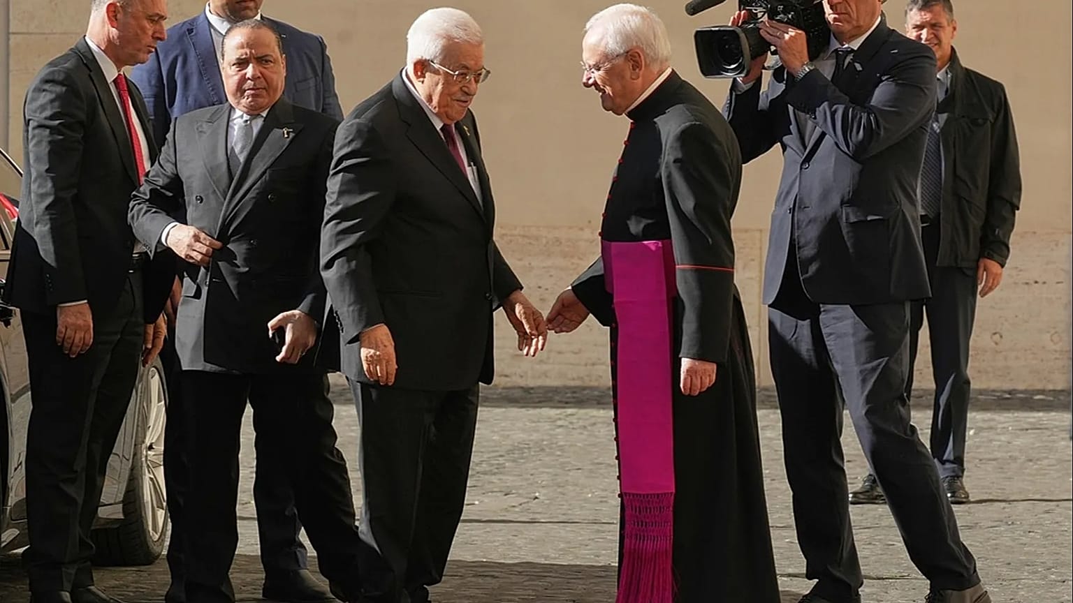 Le président palestinien Mahmoud Abbas, à gauche, est accueilli par Monseigneur Leonardo Sapienza à son arrivée dans la cour de San Damaso au Vatican.