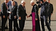 Le président palestinien Mahmoud Abbas, à gauche, est accueilli par Monseigneur Leonardo Sapienza à son arrivée dans la cour de San Damaso au Vatican.
