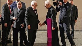 Le président palestinien Mahmoud Abbas, à gauche, est accueilli par Monseigneur Leonardo Sapienza à son arrivée dans la cour de San Damaso au Vatican.