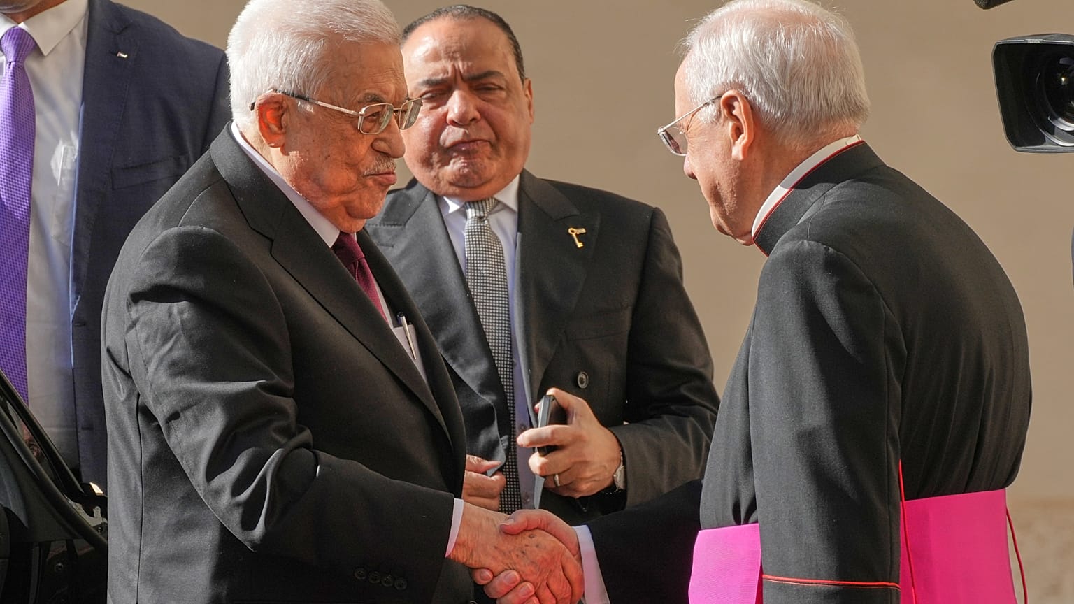 Filistin Devlet Başkanı Mahmud Abbas, Papa 14. Leo ile görüşmek üzere Vatikan’a geldiğinde Monsenyör Leonardo Sapienza tarafından karşılandı. / 6 Kasım 2025 Perşembe