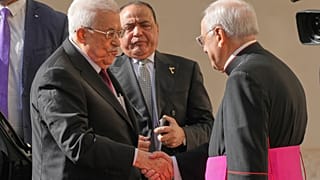 Filistin Devlet Başkanı Mahmud Abbas, Papa 14. Leo ile görüşmek üzere Vatikan’a geldiğinde Monsenyör Leonardo Sapienza tarafından karşılandı. / 6 Kasım 2025 Perşembe