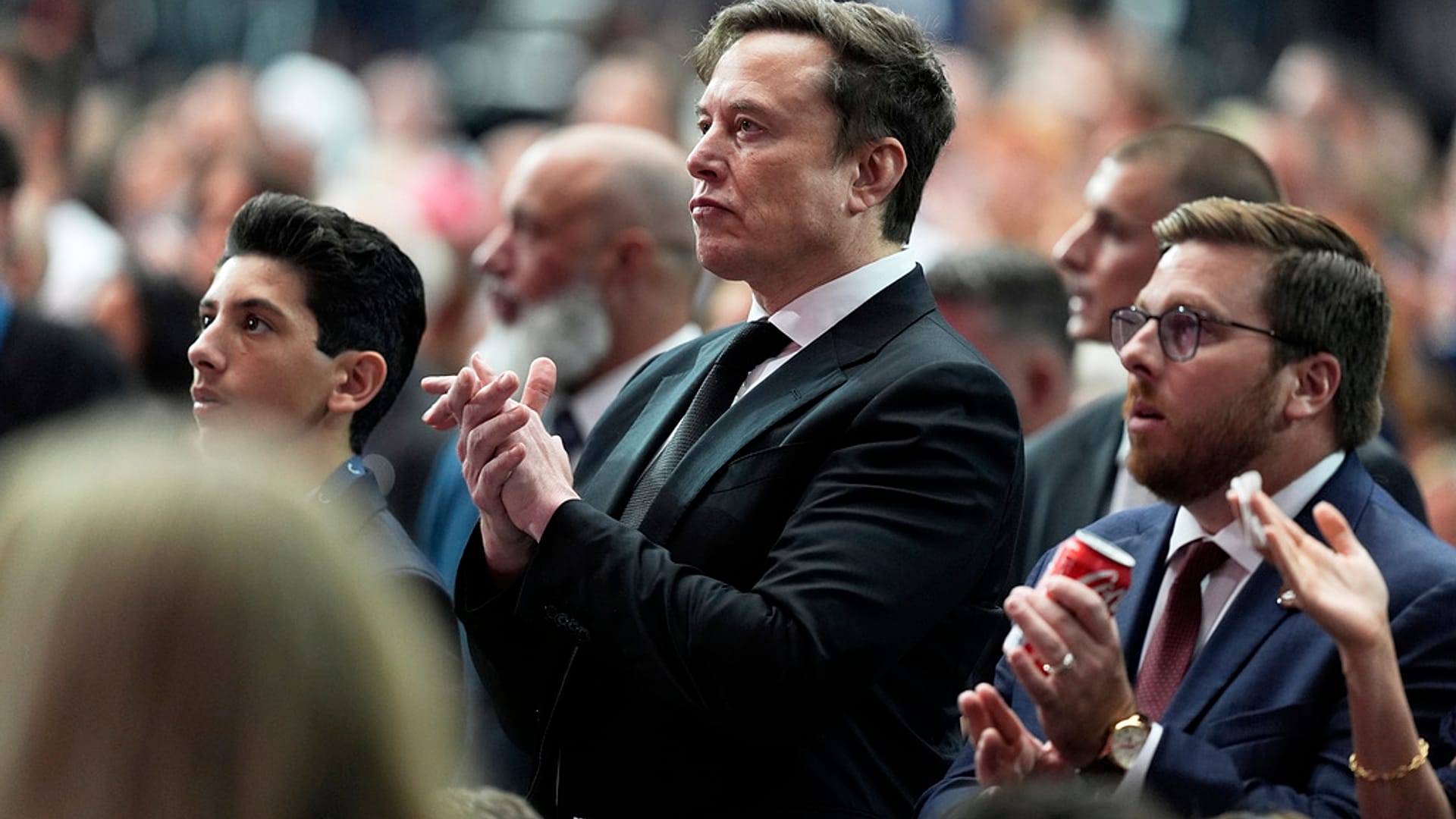 صورة تعبيرية- إيلون ماسك، في الوسط، يصفق خلال حفل تأبين الناشط المحافظ تشارلي كيرك