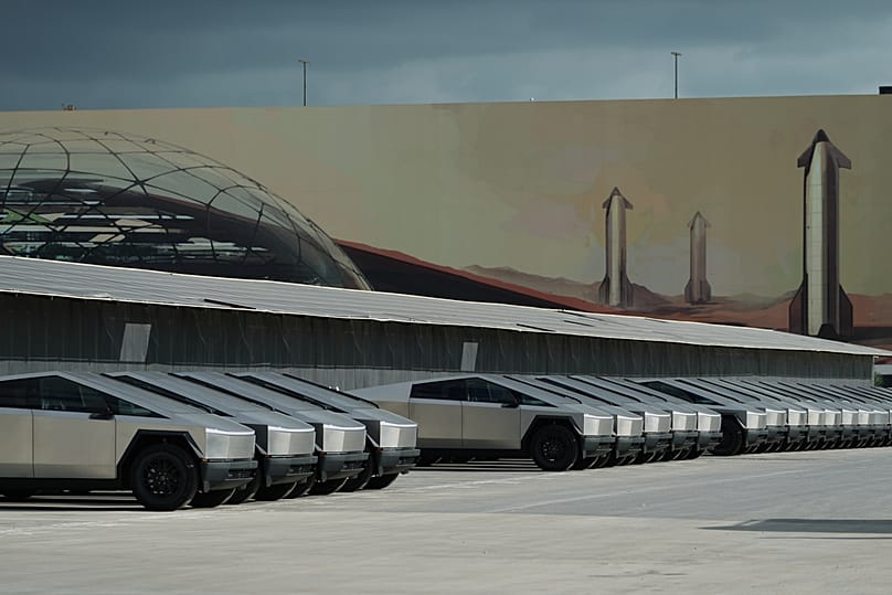 تظهر شاحنات تسلا سايبرترك الجديدة في منشأة ستارشيب التابعة لسبيس إكس في ستاربيس، تكساس، يوم الاثنين 13 أكتوبر/تشرين الأول 2025.