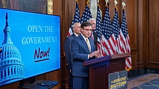 ألقى رئيس مجلس النواب مايك جونسون، الجمهوري عن ولاية لويزيانا، برفقة زعيم الأغلبية في المجلس ستيف سكاليز، الجمهوري عن ولاية لويزيانا (يسار)، ورئيس الأغلبية في المجلس توم إيمر،