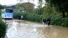 Routes inondées et personnes ayant de l'eau jusqu'aux chevilles