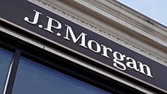 An einem Geschäft hängt ein JP-Morgan-Schild. 30. September 2025.