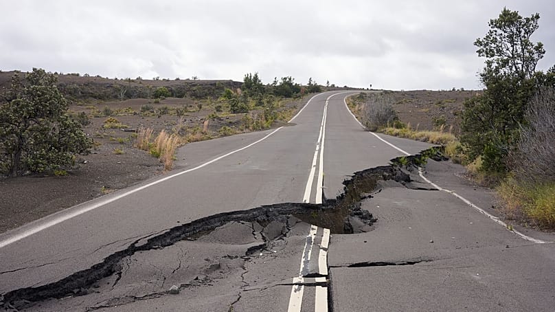تشققات في إحدى الطرق