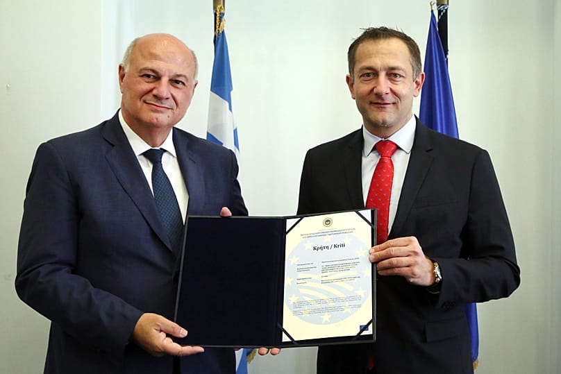 ΤΣΙΑΡΑΣ ΚΑΙ ΧΑΝΣΕΝ 