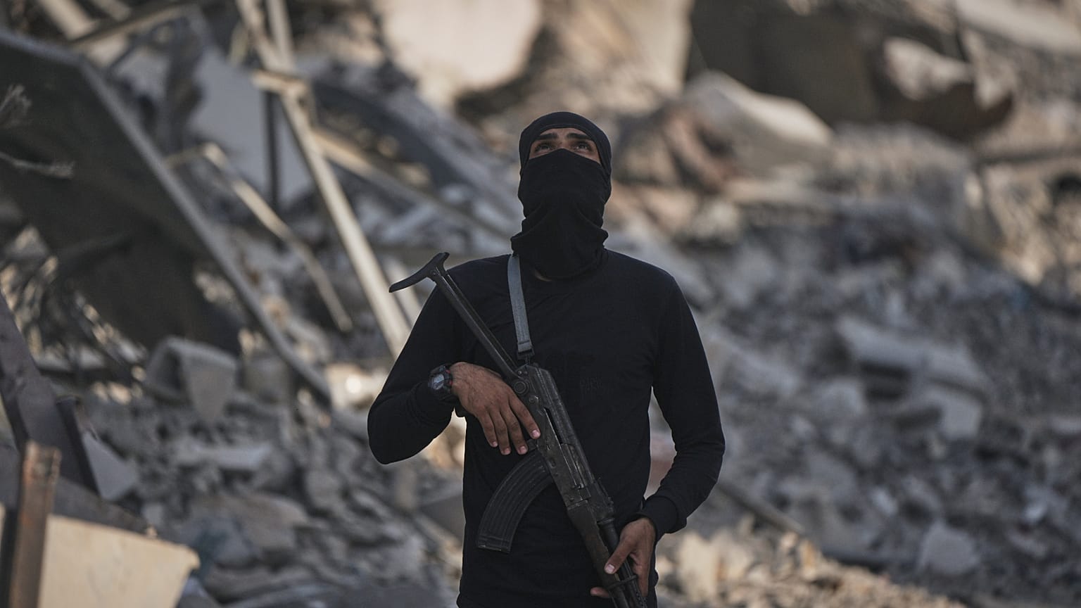 Hamas militanları, 5 Kasım 2025 Çarşamba günü Gazze Şehri’nin Şucaiyye Mahallesi’nde İsrailli rehinelerin cesetlerini arıyor.