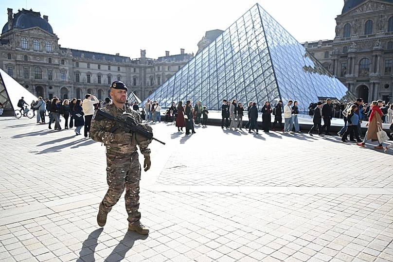 جندي يقوم بدورية في باحة متحف اللوفر في باريس، 30 أكتوبر 2025.