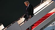 ABD Başkanı Donald Trump, makam uçağı Air Force One'ın merdivenlerinden inerken, 5 Kasım 2025