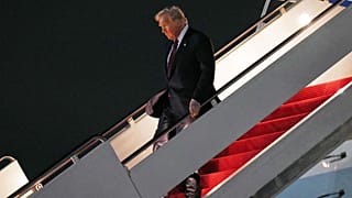 ABD Başkanı Donald Trump, makam uçağı Air Force One'ın merdivenlerinden inerken, 5 Kasım 2025