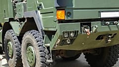 Das Bild zeigt ein Militärfahrzeug.