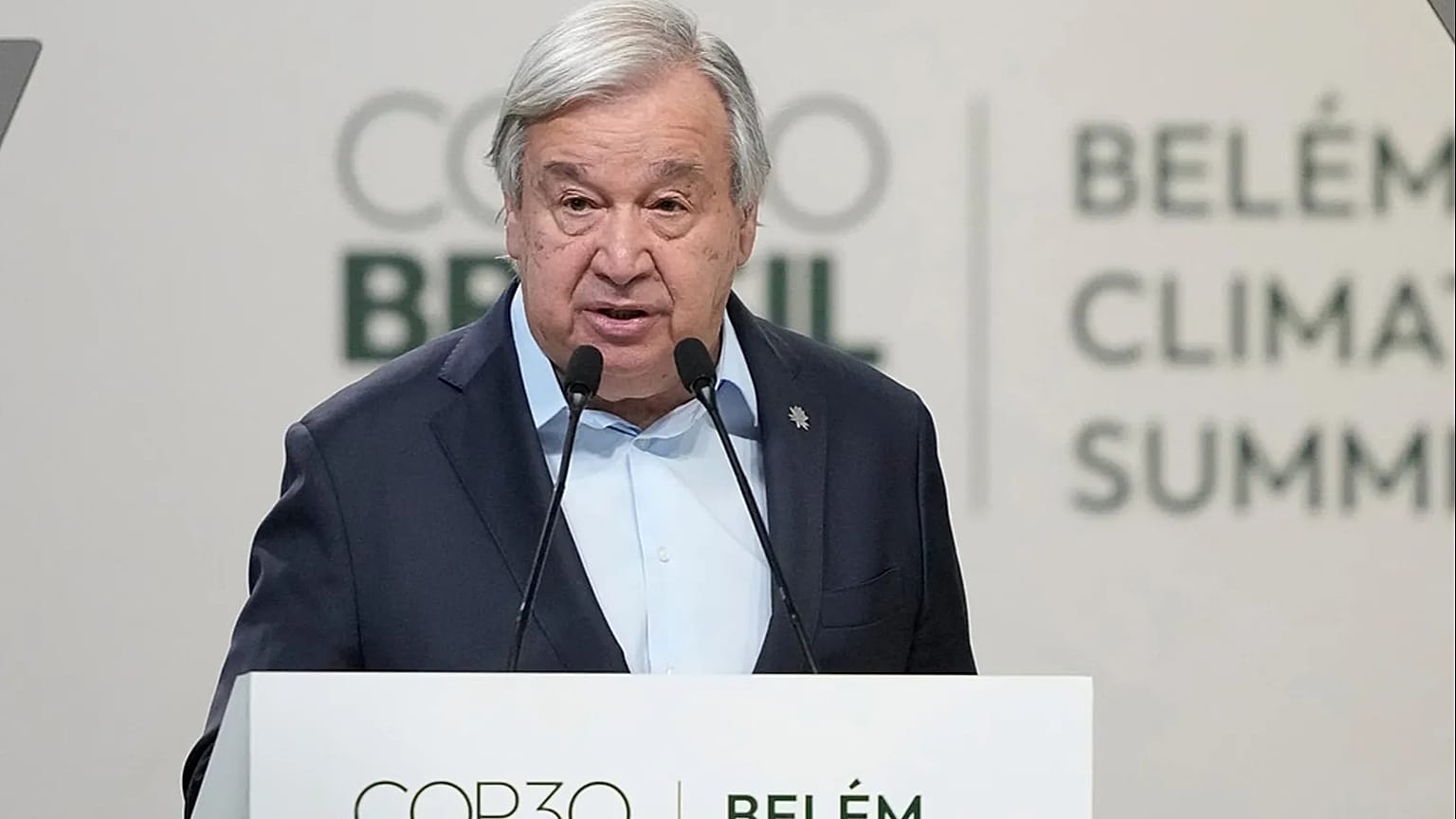 يتحدث الأمين العام للأمم المتحدة أنطونيو غوتيريش خلال جلسة عامة في مؤتمر الأمم المتحدة للمناخ COP30، في بيليم، البرازيل، الخميس 6 نوفمبر 2025.