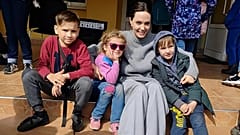 Hollywood film yıldızı ve UNHCR iyi niyet elçisi Angelina Jolie, 30 Nisan 2022 tarihinde Ukrayna'nın Lviv kentinde çocuklarla birlikte poz veriyor. 