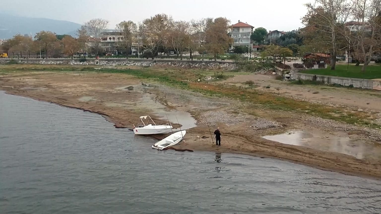 Homem pesca na margem do Lago Iznik, na Turquia, 06.11.2025