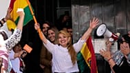 La expresidenta de Bolivia, Jeanine Áñez, sale en libertad de la cárcel de Miraflores después de que la Corte Suprema anulara su condena de 10 años de prisión en La Paz. 06/11