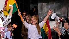 Η πρώην πρόεδρος της Βολιβίας, Ζανίν Άνιες, αποφυλακίζεται από τις φυλακές Μιραφλόρες, αφού το Ανώτατο Δικαστήριο ακύρωσε την ποινή φυλάκισής της διάρκειας 10 ετών στη Λα Παζ. 06/11