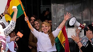 La expresidenta de Bolivia, Jeanine Áñez, sale en libertad de la cárcel de Miraflores después de que la Corte Suprema anulara su condena de 10 años de prisión en La Paz. 06/11