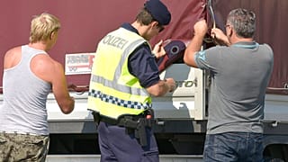 ضابط شرطة نمساوي يتفقد شاحنة على الحدود النمساوية المجرية في نيكلسدورف، النمسا، يوم الاثنين 31 أغسطس/آب 2015.