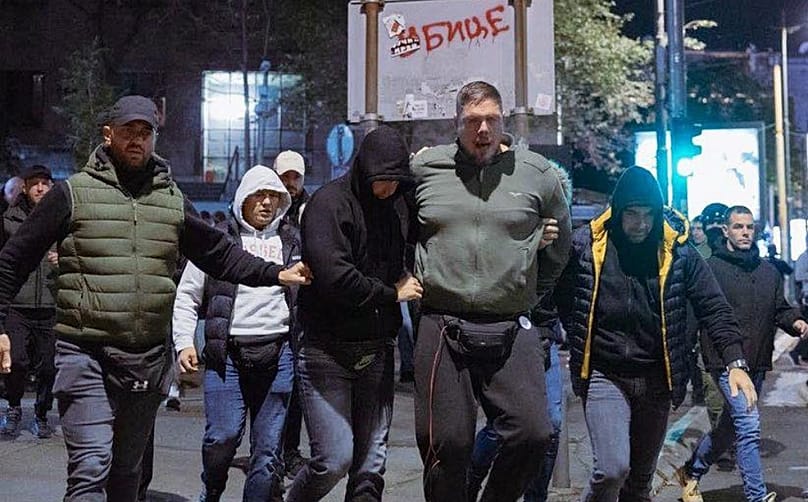 A letartóztatott Vladimir Štimac – a mögötte levő táblán azt írja: „Gyilkosok”, 2025. november 3-án