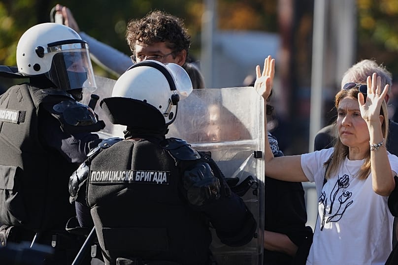 Dijana Hrka farkasszemet néz a rendőrökkel Belgrádban, 2025. november 2-án