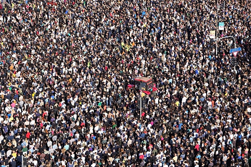 Az újvidéki gyászos jubileum megemlékezésének részvevői, 2025. november 1-jén