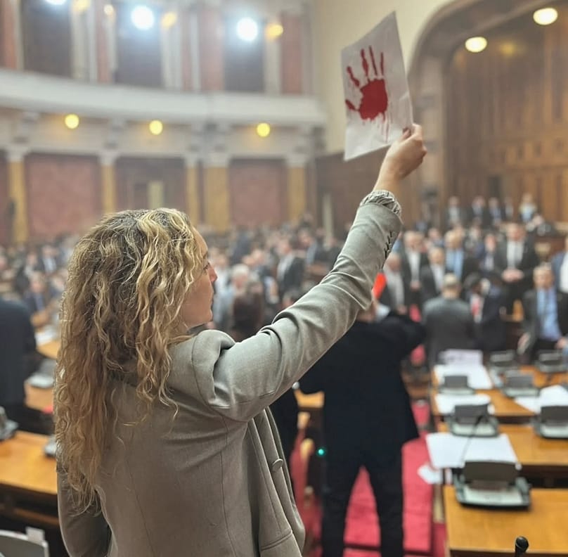 Öreg Anna a szerb parlamentben a hatalmat vádolta az újvidéki tragédiáért, 2025. március 4-én