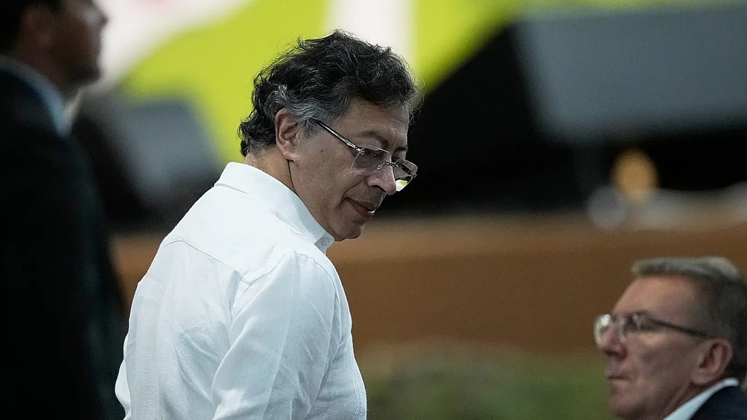 Petro olha em redor da sala onde vai discursar na COP30 em Belém, Brasil.