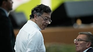 Petro observa la sala donde intervendrá como ponente en la COP30 celebrada en Belem, Brasil