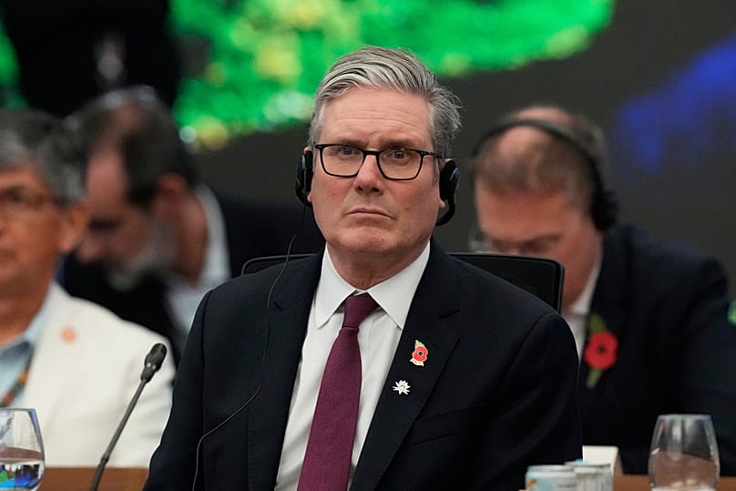 رئيس الوزراء البريطاني كير ستارمر يحضر اجتماعًا مستديرًا مع قادة دول الغابات الاستوائية خلال قمة المناخ التابعة للأمم المتحدة COP30 في بيليم، البرازيل، الخميس 6 نوفمبر 2025.