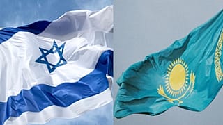 علم كازاخستان (يمينًا)، وعلم إسرائيل (يسارًا)