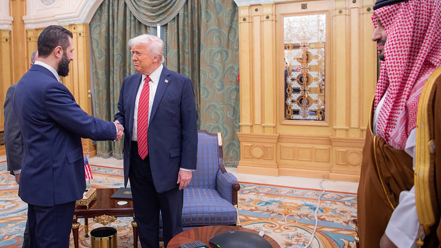 Suriye'nin geçici Devlet Başkanı Ahmed eş-Şara, ABD Başkanı Donald Trump'la Riyad'da el sıkışırken, 14 Mayıs 2025