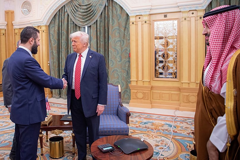 Syriens Interimspräsident Ahmad al-Sharaa (l.) schüttelt US-Präsident Donald Trump am 14. Mai 2025 in Riad die Hand. Rechts: Kronprinz Mohammed bin Salman.