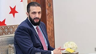 Syriens Interimspräsident Ahmad al-Sharaa erhält die endgültige Fassung des vorläufigen Wahlsystems für die Volksversammlung, in Damaskus, 27. Juli 2025