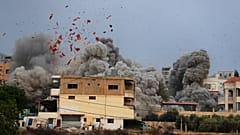 Καπνός υψώνεται μετά από ισραηλινή αεροπορική επιδρομή στο χωριό Teir Debba, στο νότιο Λίβανο, 6 Νοεμβρίου 2025. 