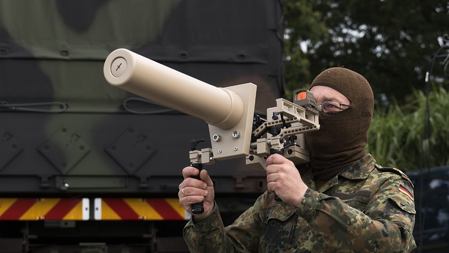 Ein Bundeswehr-Soldat zeigt seinen Effektor HP 47, auch bekannt als "Drohnenfaust", bei der Militärübung "Red Storm Bravo" in Hamburg, 26. September 2025
