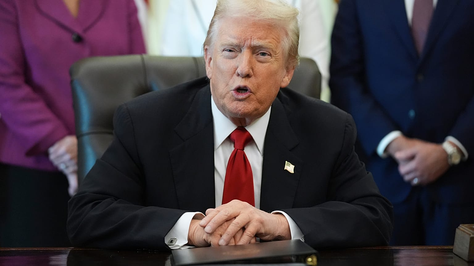 الرئيس دونالد ترامب يتحدث خلال فعالية حول أسعار الأدوية، يوم الخميس 6 نوفمبر 2025، في المكتب البيضاوي بالبيت الأبيض في واشنطن. (تصوير: إيفان فوشي، أسوشيتد برس)