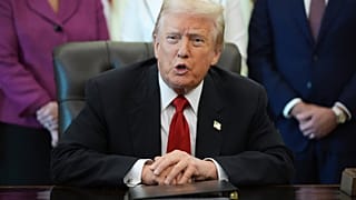 الرئيس دونالد ترامب يتحدث خلال فعالية حول أسعار الأدوية، يوم الخميس 6 نوفمبر 2025، في المكتب البيضاوي بالبيت الأبيض في واشنطن. (تصوير: إيفان فوشي، أسوشيتد برس)