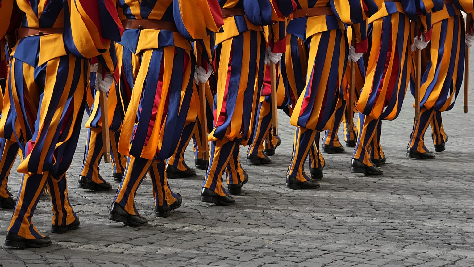 Guardie Svizzere in marcia nel Cortile di San Damaso in Vaticano, giovedì 23 ottobre 2025. (Foto AP/Andrew Medichini)