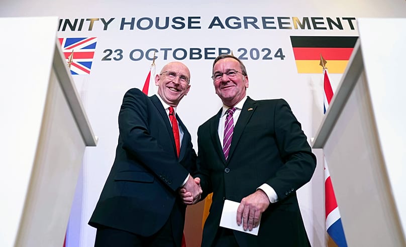 Großbritanniens Verteidigungsminister John Healey und Deutschlands Verteidigungsminister Boris Pistorius bei der Unterzeichnung einer gemeinsamen Vereinbarung, 23. Oktober 24 