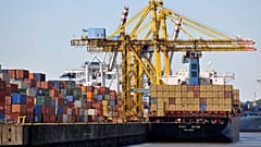 Archivbild: Container stehen im Hafen von Hamburg, Deutschland.