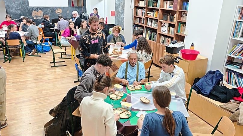 Szendvicsgyártás egy iskolaépületben Budapest 13. kerületében - 2025. november 6. 