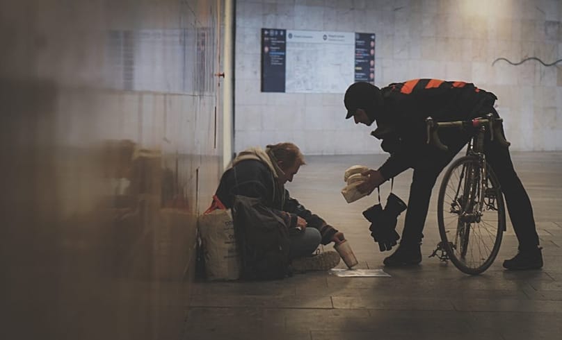 АРХИВ: раздача еды в будапештском метро