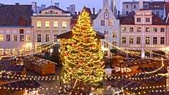 Luftaufnahme vom Weihnachtsmarkt in Tallinn