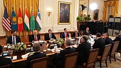 Ο πρόεδρος των ΗΠΑ Ντόναλντ Τραμπ και η κυβέρνησή του παρευρίσκονται σε δείπνο με ηγέτες χωρών της Κεντρικής Ασίας στον Λευκό Οίκο στην Ουάσιγκτον, Πέμπτη 6 Νοεμβρίου 2025.